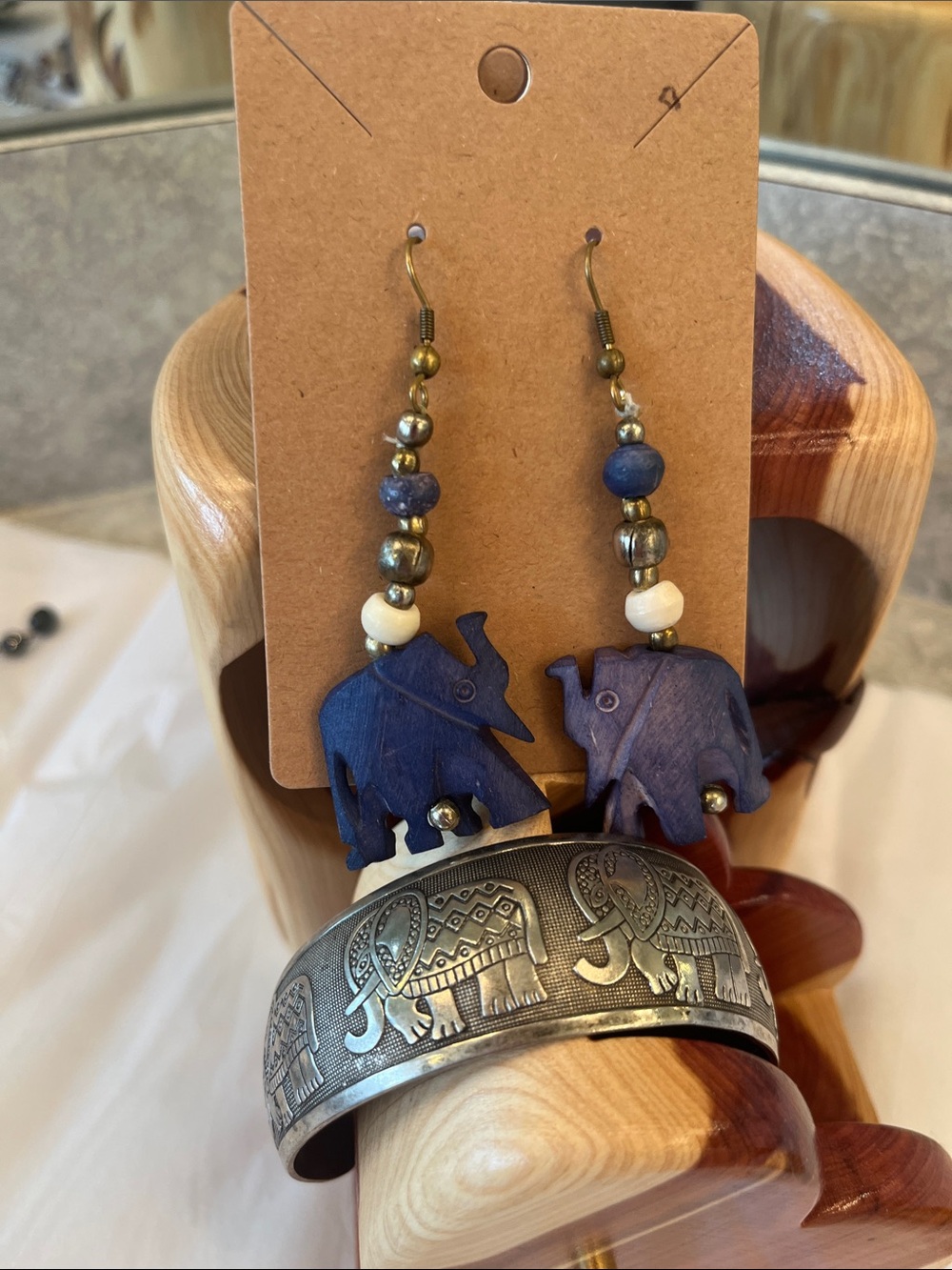 Elephant Cuff bracelet and blue elephant earrings - Picture 3 of 6